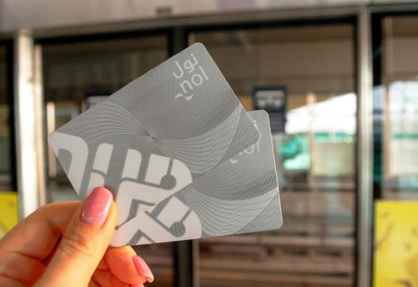 Dubai Metro-Karte, Nol-Karten in der Hand einer Frau.
