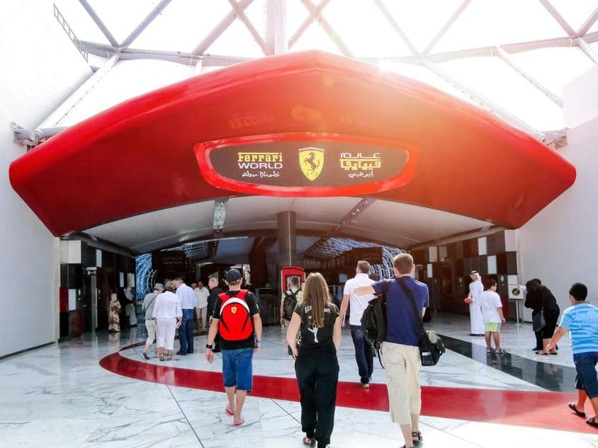 Ferrari World Esports Arena Eingang in Abu Dhabi, Menschen betreten die Tür.