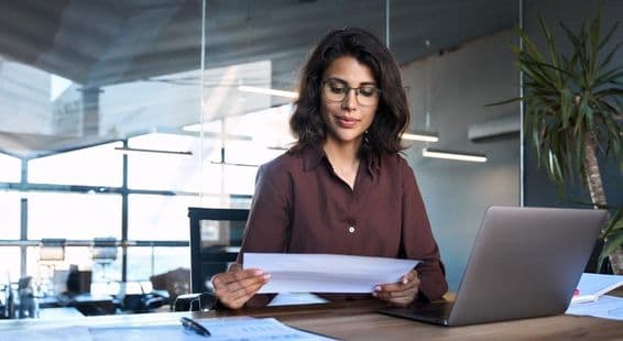 Weibliche Führungskraft arbeitet in einem Büro