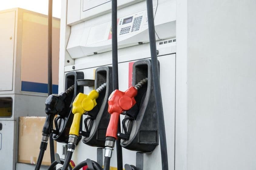Dubai Tankstelle, rote, gelbe und schwarze Zapfsäulen.