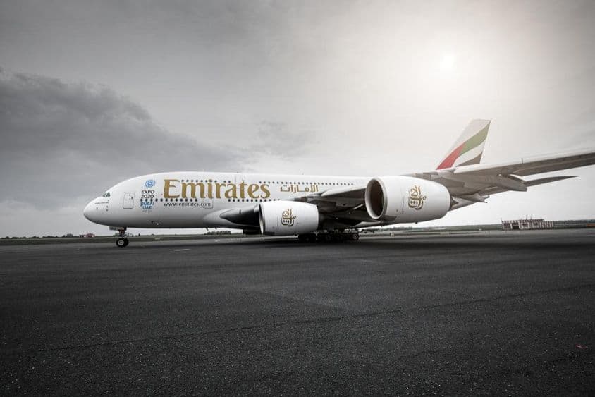 Emirates-Flugzeug steht auf der Landebahn.