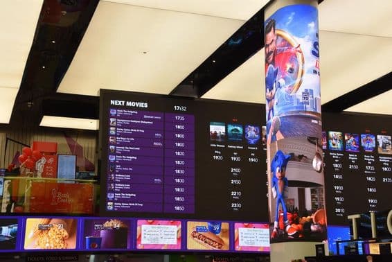 Kinovorstellungen im Dubai Mall mit Filmanzeiten und Standorten angezeigt.