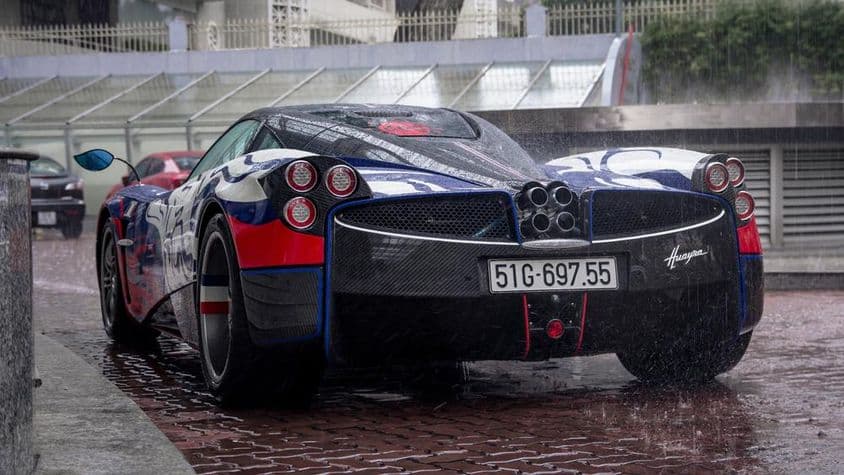 Pagani-Auto auf der Straße, bereit zur Abfahrt.