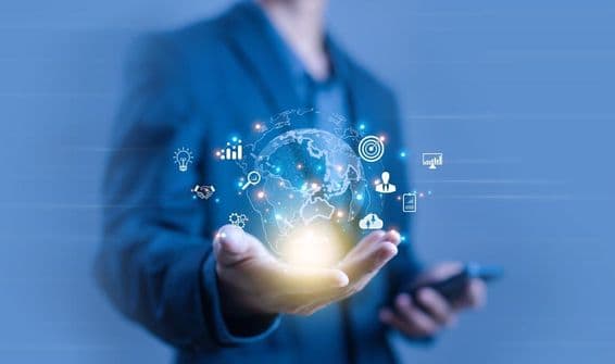 Eine Person hält eine kugelförmige digitale Projektion.