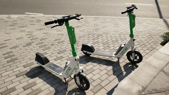 Lime-Scooter stehen auf einer Straße in Dubai.
