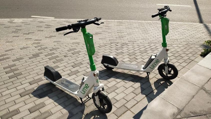 Lime-Scooter stehen auf einer Straße in Dubai.