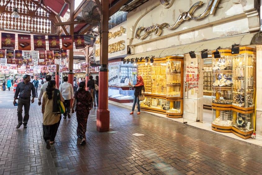 Dubai-Goldmarkt, ein Geschäft mit Goldschmuck, mit vorbeigehenden Menschen.