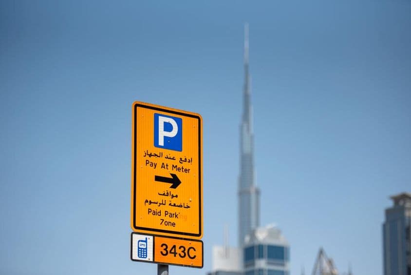 Parkschild mit Zonen-Code, Burj Khalifa im Hintergrund.
