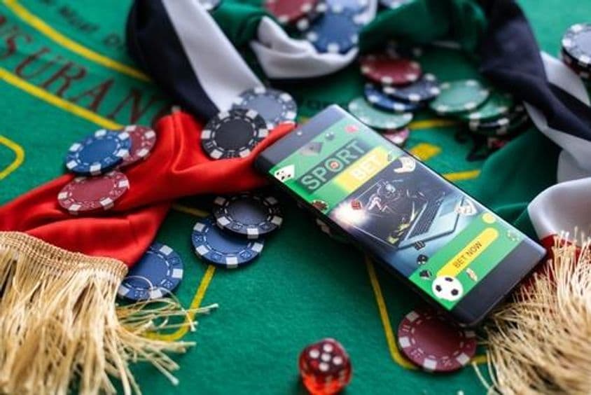 Flagge der VAE auf einem Roulettetisch zwischen Chips.