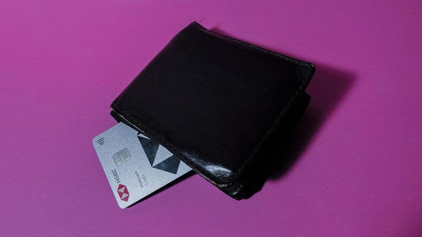 HSBC Kreditkarte in einem abgenutzten schwarzen Portemonnaie.