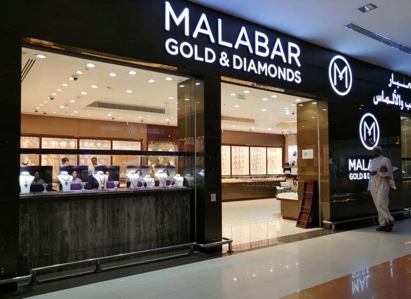 Ein Emirati steht vor der Schaufensterauslage von Malabar Gold & Diamonds.