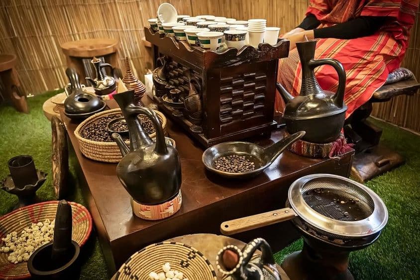 Arabisches Café, Kaffeekanne und Becher auf einem Tisch, Kaffee im arabischen Stil.