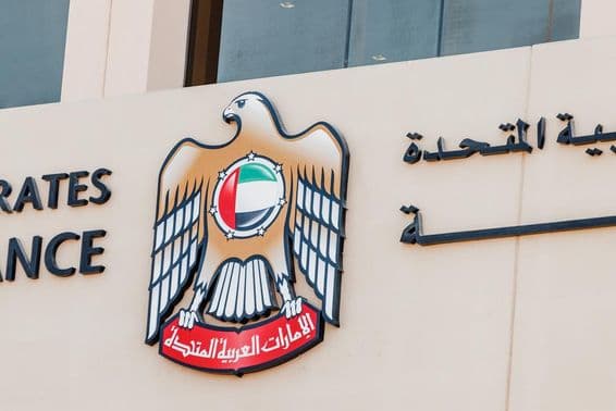 Logo auf dem Gebäude des Finanzministeriums der Vereinigten Arabischen Emirate.