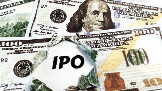 Ein Blatt Papier mit 'IPO' auf US 100-Dollar-Scheinen.