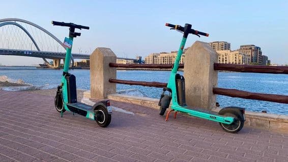 Dubai-Elektroroller in der Nähe des Ozeans.
