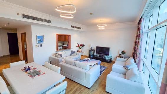 Luxuswohnung mit Möbeln.