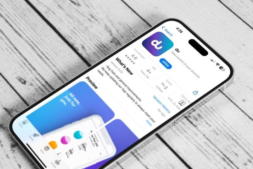 Ein Telefon auf einem Tisch, das die du-Mobile-App zeigt.