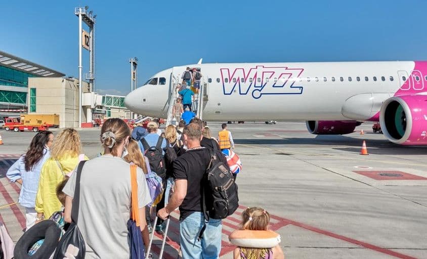 Passagiere beim Boarding eines Wizz Air Flugzeugs.
