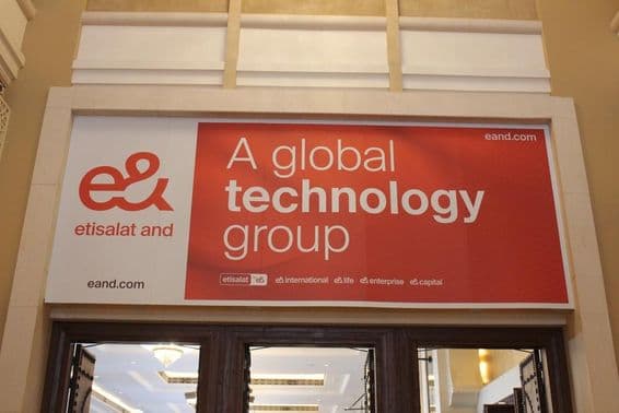 Etisalat-Werbung über einem Geschäftseingang mit sichtbarer Glasfront.