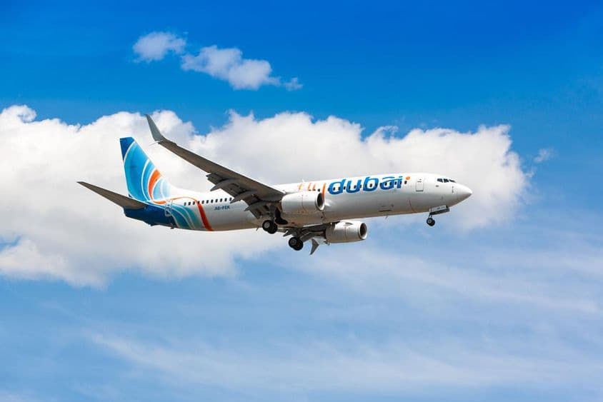 Ein Flydubai-Flugzeug fliegt am Himmel.