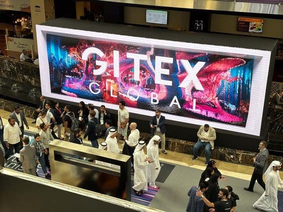 Gitex Global im Hintergrund mit Menschen, hauptsächlich Emirati-Männer und -Frauen im Vordergrund.