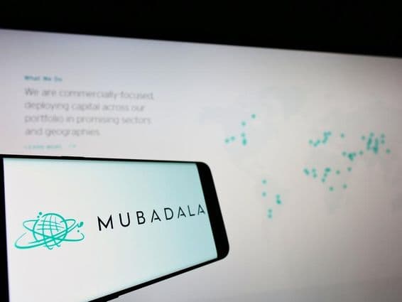 Mubadala auf einem Handy angezeigt.
