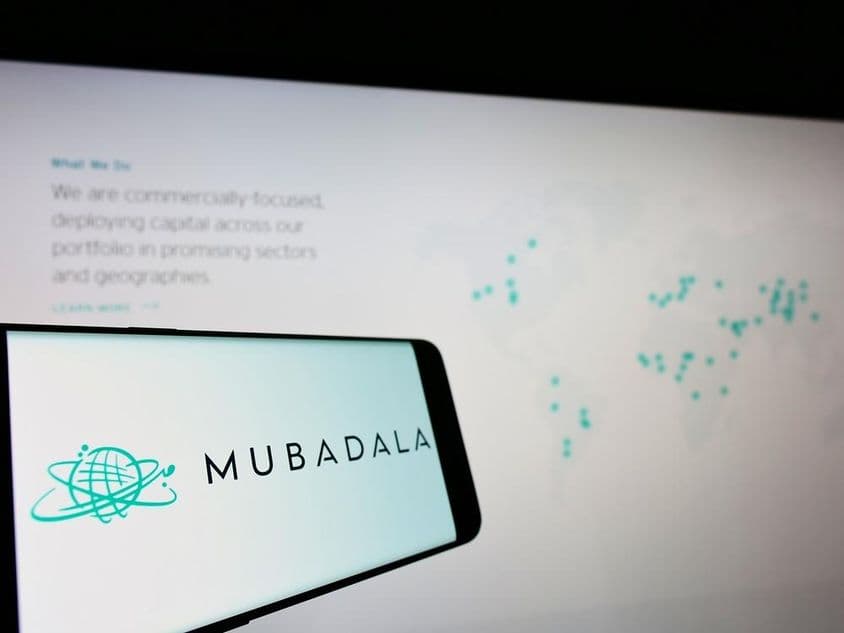 Mubadala auf einem Handy angezeigt.