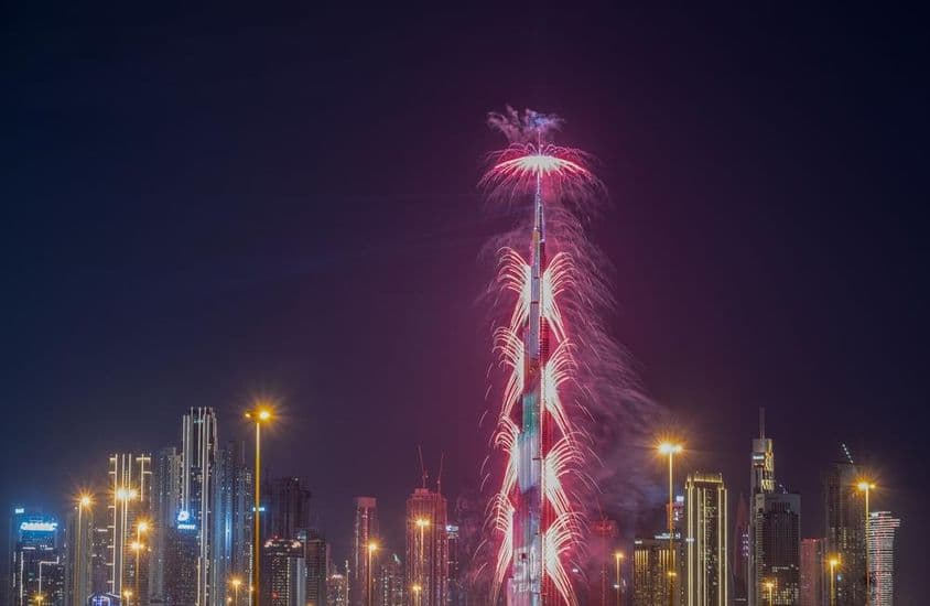 Silvesterfeuerwerke am Burj Khalifa mit anderen erleuchteten Wolkenkratzern.