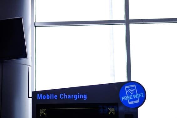 Dubai kostenlose Ladestation für Mobiltelefone und kostenloses Internet.