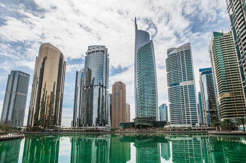 JLT-Wolkenkratzer mit Wasser im Vordergrund.