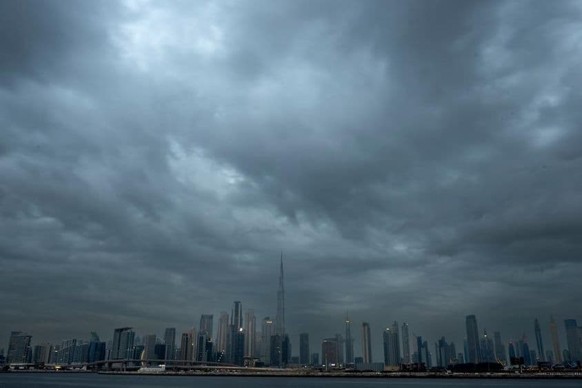 Bedeckter Himmel mit einer Skyline aus Wolkenkratzern, Burj Khalifa im Zentrum.