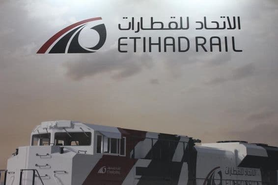 Ein Etihad Rail Zug ist zu sehen.