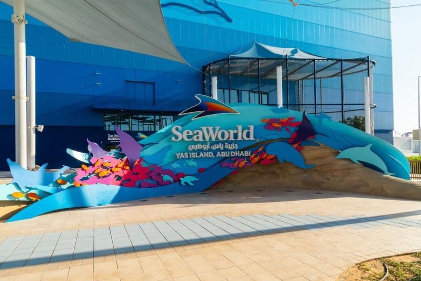 Eingang von Abu Dhabi SeaWorld, mit einem großen blauen Wal.
