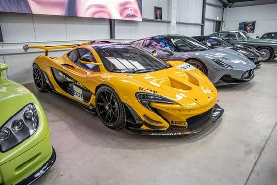 McLaren und andere Autos in einer Garage geparkt.