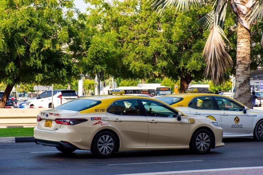 Dubai-Taxi auf der Straße.