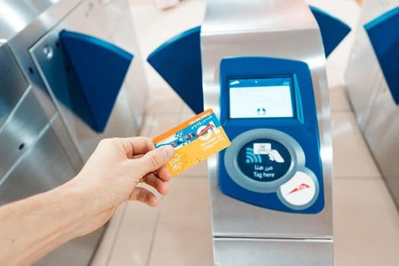 Eine Person hält eine limitierte Nol-Karte zum 10-jährigen Jubiläum in der Metro.