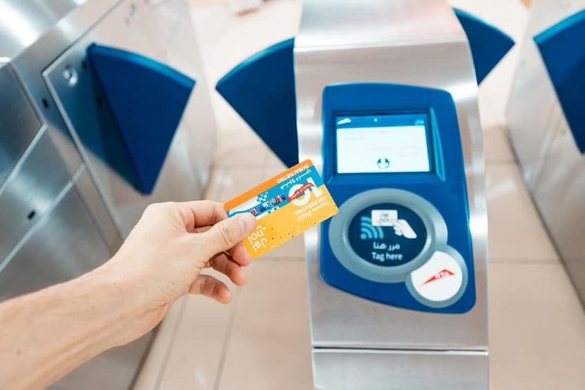Eine Person hält eine limitierte Nol-Karte zum 10-jährigen Jubiläum in der Metro.