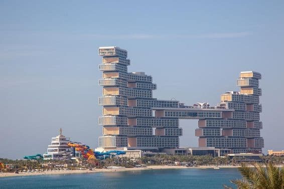 Das Royal Atlantis Resort Residence im The Palm Hotel mit von innen sichtbaren Rutschen.