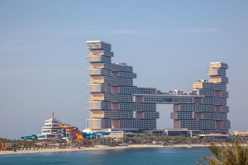 Das Royal Atlantis Resort Residence im The Palm Hotel mit von innen sichtbaren Rutschen.