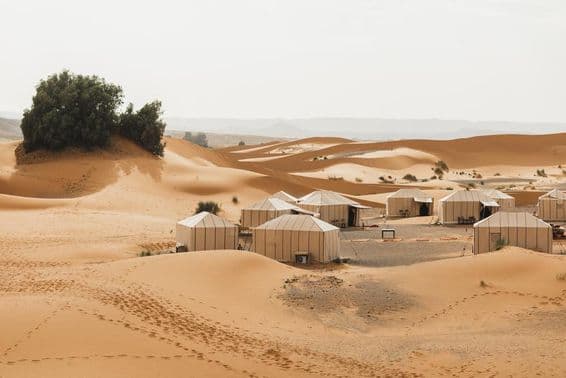 Dubai Winter-Camping, Gebäude in der Wüste.