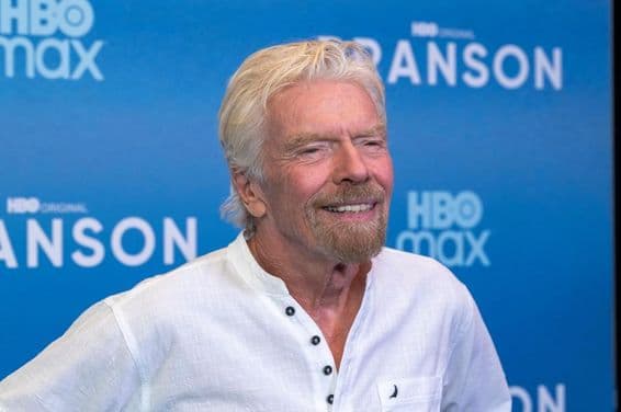 Richard Branson vor einem blauen Hintergrund.