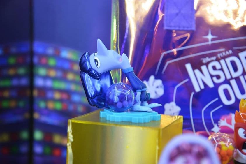 Eine blau gefärbte Figur aus Alles steht Kopf 2.