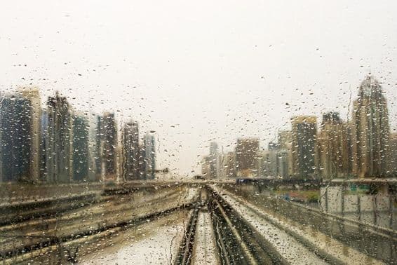 Regennasses Fenster mit Blick auf Wolkenkratzer.