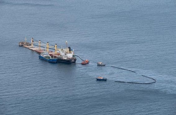 Ölverschmutzung auf See, Boote umgeben das Gebiet.