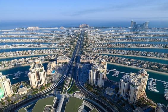 Landschaft von Palm Jumeirah mit Häusern und Straßen.
