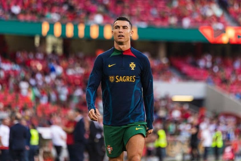 Cristiano Ronaldo auf dem Spielfeld in einem blauen Trikot mit grünen Shorts.