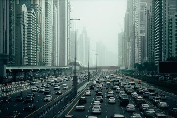 Dubai Skyline-Ansicht von einer Straße voller Autos, großer Verkehrsstau.