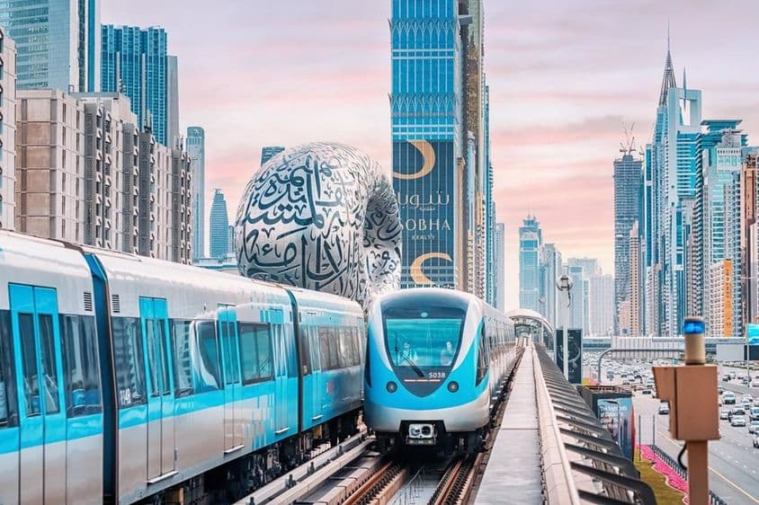 Dubai Metros sichtbar mit Wolkenkratzern und dem Museum der Zukunft im Hintergrund.