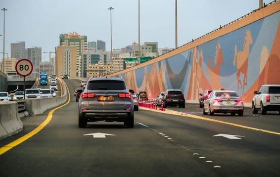 Autos fahren auf einer Straße in Dubai.