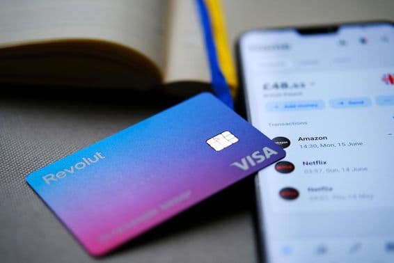 Revolut Visa-Karte auf einem Telefonbildschirm angezeigt.